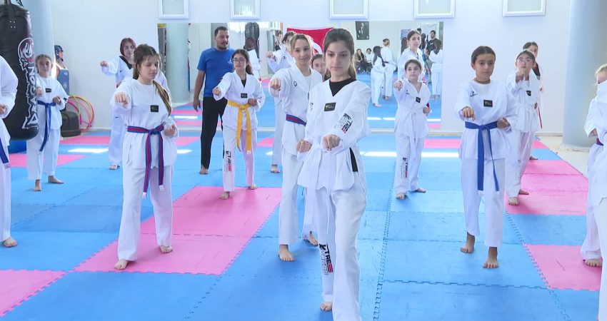 İzmir Büyükşehir Belediyesi’nin yaz okullarından yararlanan binlerce çocuk tatilde eğlenip