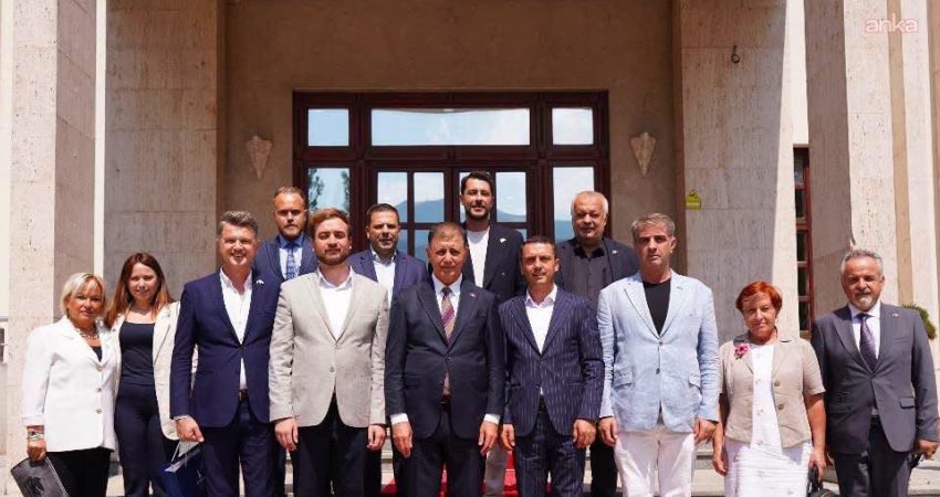 İzmir ile Kosova arasındaki iletişim güçleniyor… Başkan Tugay, Kosova’da yeni iş birliklerinin kapısını araladı Kosova’daki "çalışma ziyareti" kapsamında Başbakan Albin Kurti ve dört bakanın