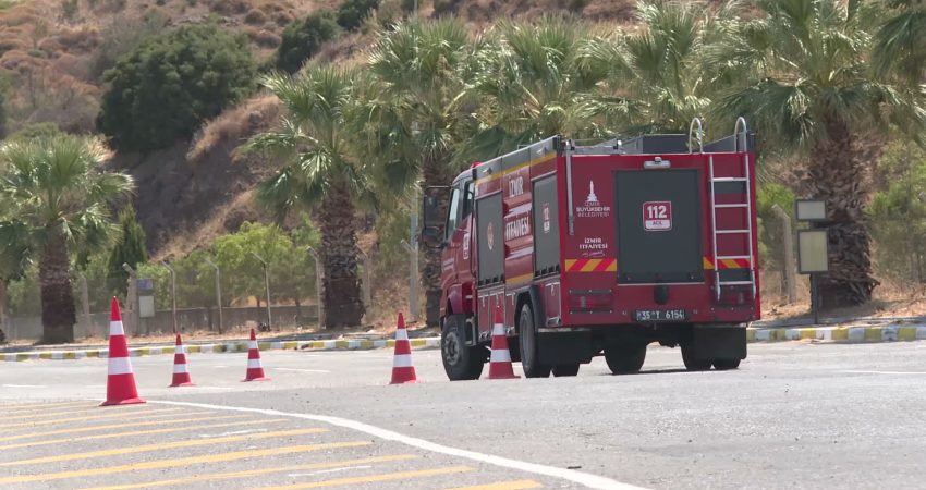 İzmir İtfaiyesi’nin yeni şoförleri, ESHOT Sürüş Teknikleri Eğitim Merkezi’nde düzenlenen