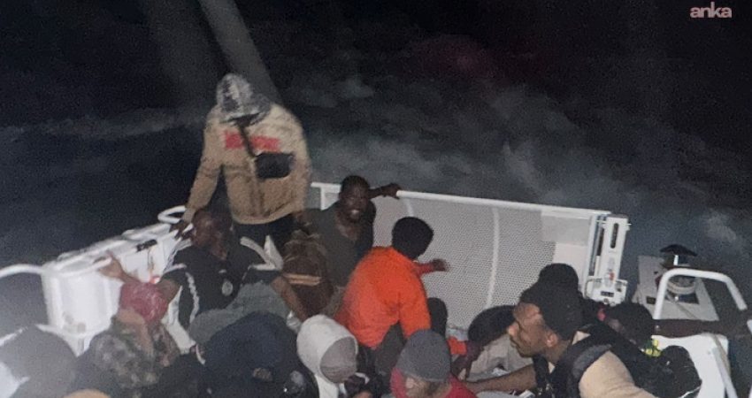 İzmir’in Foça ve Dikili ilçeleri açıklarında, Sahil Güvenlik ekiplerince gerçekleştirilen