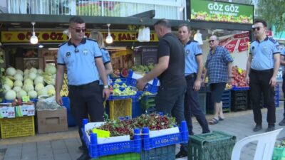 İzmir Büyükşehir Belediyesi zabıta ekipleri, yaya güvenliğini sağlamak ve kaldırımların
