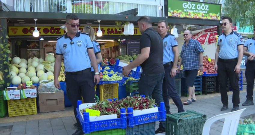 İzmir Büyükşehir Belediyesi zabıta ekipleri, yaya güvenliğini sağlamak ve kaldırımların