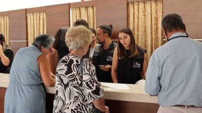 İzmir Büyükşehir Belediye Başkanı Cemil Tugay tarafından organik atıkların evde