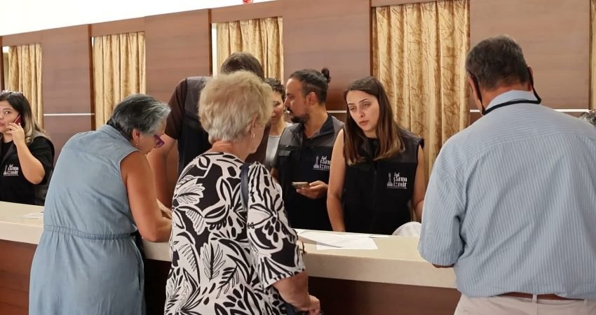 İzmir Büyükşehir Belediye Başkanı Cemil Tugay tarafından organik atıkların evde