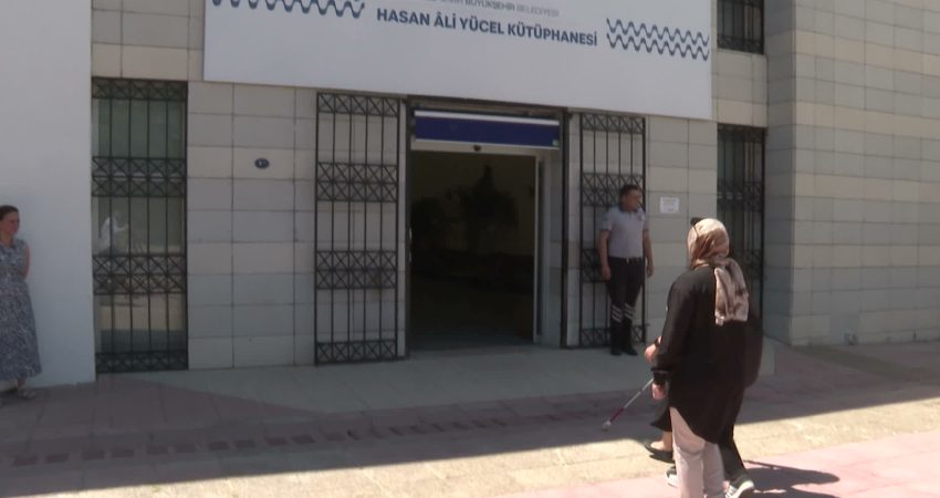 Görme engelli yurttaşlar, İzmir Büyükşehir Belediyesi Hasan Âli Yücel Kütüphanesi