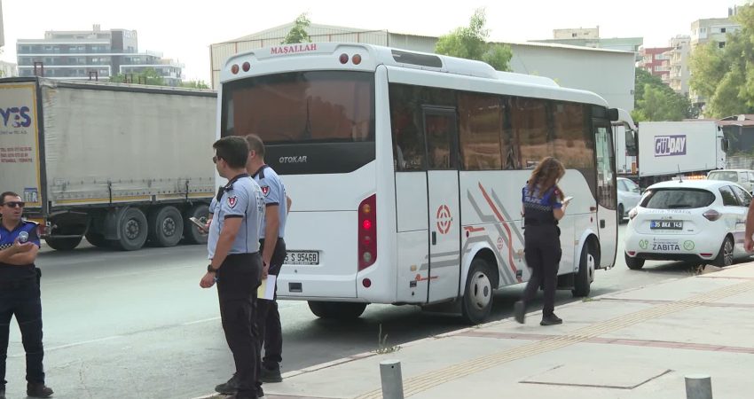 İzmir’de işçi servislerine sıkı denetim İzmir Büyükşehir Belediyesi, işçi servislerine yönelik denetimlerini sürdürüyor. Çalışanların güvenli