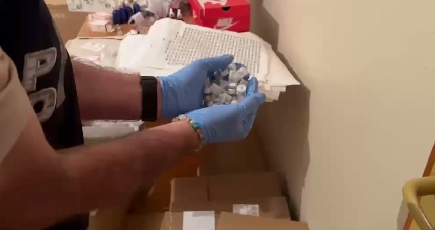 İzmir’de kaçakçılık operasyonu: 11 milyonluk kaçak steroid içeren ilaç ele geçirildi İzmir’in Buca ve Karabağlar ilçelerinde eş zamanlı olarak yürütülen operasyonlarda