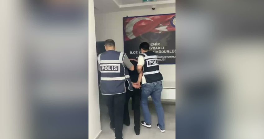 İzmir’in Bayraklı ilçesinde polis tarafından düzenlenen operasyonda 3 ruhsatsız tabanca,