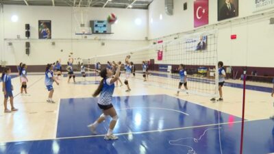 İzmir Büyükşehir Belediyesi'nin yaz spor okullarında voleybol eğitimi alan çocuklar,