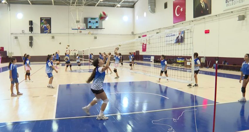 İzmir Büyükşehir Belediyesi'nin yaz spor okullarında voleybol eğitimi alan çocuklar,
