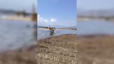 İzmir'in Kiraz ilçesindeki orman yangınına müdahale sırasında su almak için