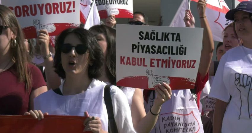 Kadın Dayanışma Komiteleri, Sağlık Bakanlığı önünden seslendi: “Ücretsiz HPV aşısı hakkımız” Kadın Dayanışma Komiteleri tarafından, "ücretsiz HPV aşısı" talebiyle Sağlık Bakanlığı