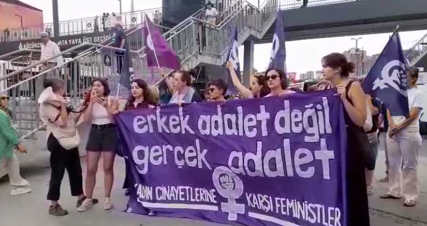 Kadınlardan Ayşe Tokyaz cinayetiyle ilgili açıklama: “Eski polis Cemil Koç’un bazı meslektaşları katile zaman kazandırdı” Kadınlar, eski polis memuru Cemil Koç tarafından öldürülerek bavul içerisinde