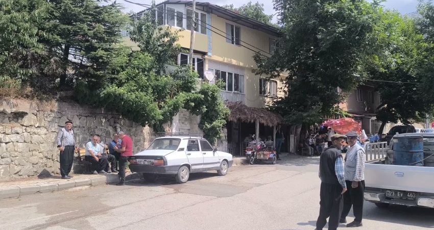 Kahramanmaraş'ın Göksun ilçesinde emekliler geçinememekten dert yandı. Bir emekli, "Tatile