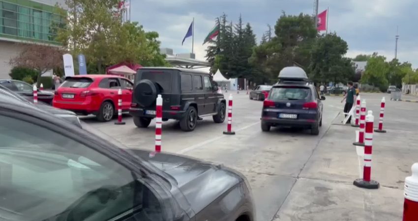 Yaz tatillerini Türkiye’de geçiren gurbetçilerin Kapıkule Sınır Kapısı’ndan ülkelerine dönüş