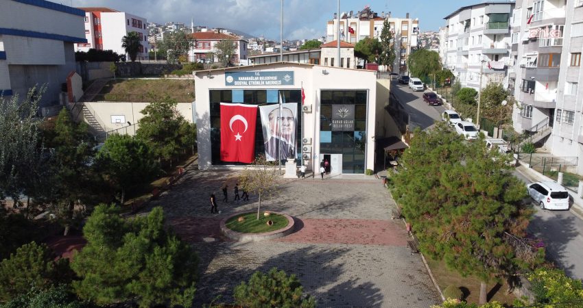 Karabağlar Belediyesi Sosyal Etkinlik Merkezi’nden YKS’de yüzde 75,5 başarı Eğitimde fırsat eşitliğini sağlamak amacıyla çalışmalarını sürdüren Karabağlar Belediyesi Sosyal