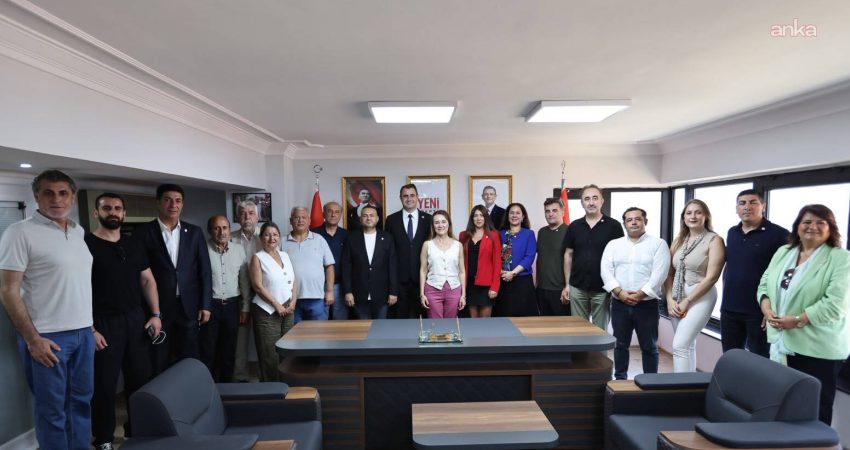 İzmir'de Karabağlar Belediye Başkanı Helil Kınay ile 17 belediye meclis