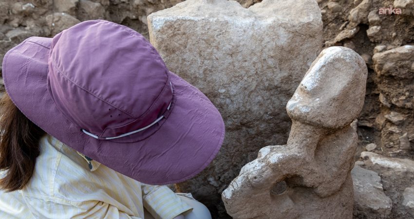 Karahantepe’de 11 bin yıllık heykel bulundu Kültür ve Turizm Bakanı Mehmet Nuri Ersoy, Şanlıurfa'daki Karahantepe'de daha