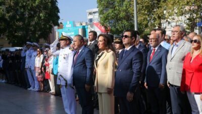 Karşıyaka’da 30 Ağustos Zafer Bayramı, Atatürk Anıtı’na çelenk sunma töreniyle