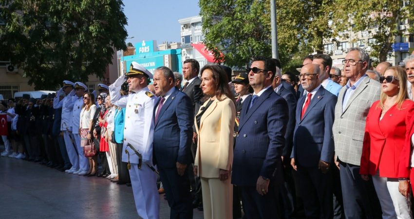 Karşıyaka’da 30 Ağustos Zafer Bayramı, Atatürk Anıtı’na çelenk sunma töreniyle