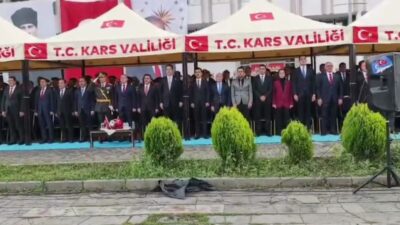 Kars'ta Hükümet Konağı önünde başlayan 30 Ağustos Zafer Bayramı törenleri, sağanak