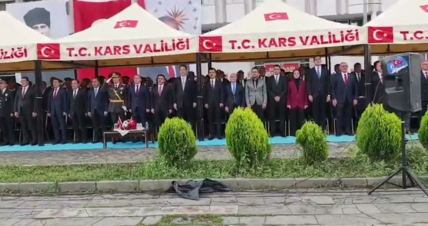 Kars'ta Hükümet Konağı önünde başlayan 30 Ağustos Zafer Bayramı törenleri, sağanak