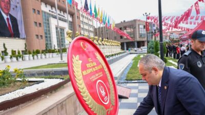 Keçiören’de 30 Ağustos Zafer Bayramı dolayısıyla Atatürk Anıtı’na çelenk sunma
