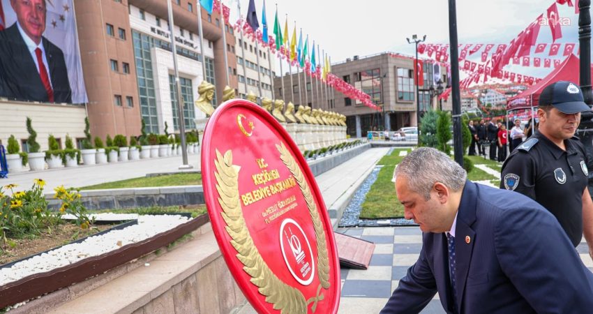Keçiören’de 30 Ağustos Zafer Bayramı dolayısıyla Atatürk Anıtı’na çelenk sunma