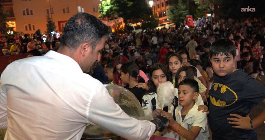 Keçiören’de “Park Konserleri” yaz akşamlarına renk katıyor Keçiören Belediyesi’nin düzenlediği “Park Konserleri” kapsamında Aşık Veysel Parkı’nda sahne