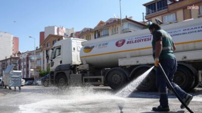 Keçiören Belediyesi Temizlik İşleri Müdürlüğü ekipleri tarafından mahalle mahalle sürdürülen