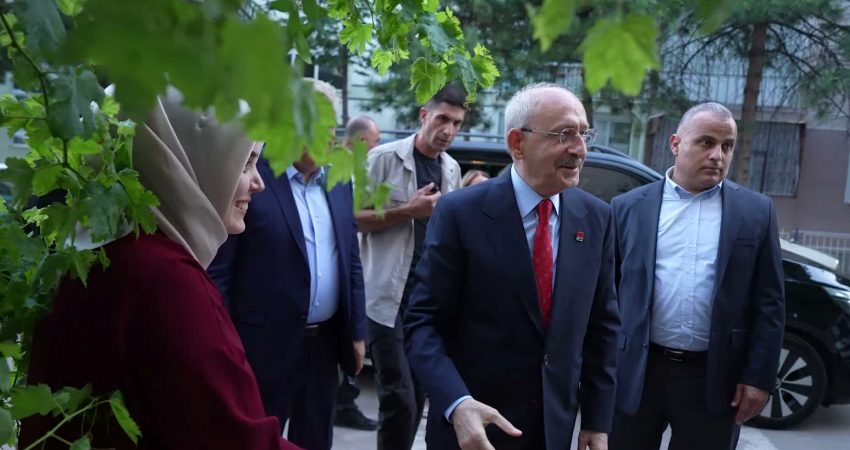 Kemal Kılıçdaroğlu gündelikçi kadınlarla bir araya geldi: Sizin sözcünüz olacağım CHP Genel Başkanı Kemal Kılıçdaroğlu, Sincan’da gündelik ev işlerinde çalışan