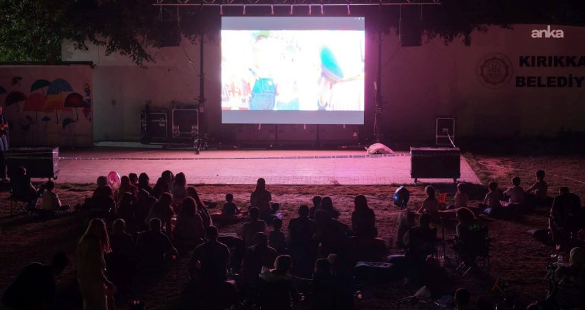 Kırıkkale’de açık hava etkinlikleri müzik ve film gösterimiyle devam etti Kırıkkale Belediyesi tarafından düzenlenen açık hava etkinlikleri kapsamında vatandaşlar, Büyük