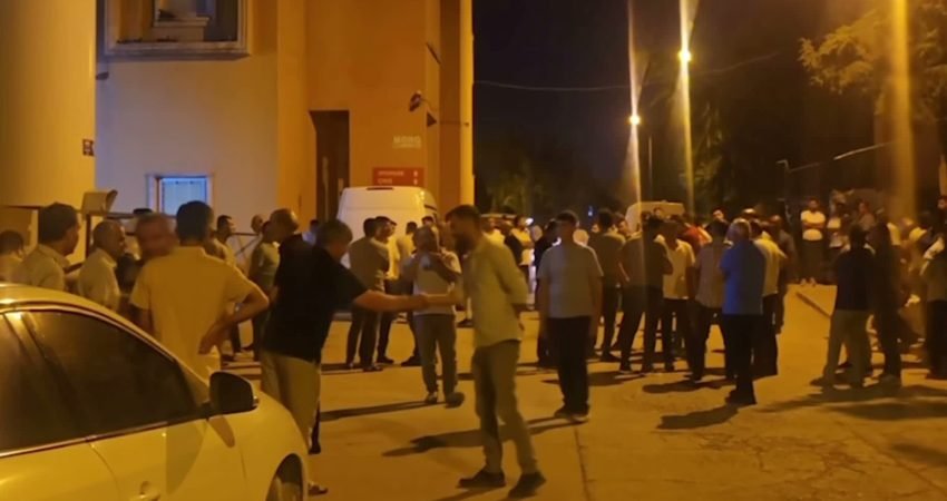Mardin’in Kızıltepe ilçesinde bir halı saha tesisine ait yüzme havuzunda