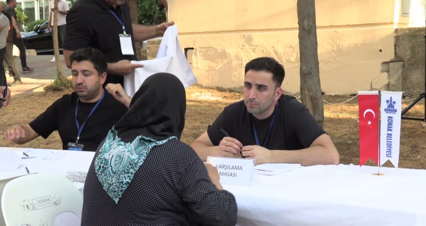 Konak Belediye Başkanı Nilüfer Çınarlı Mutlu’nun vatandaşların taleplerini doğrudan dinlemek
