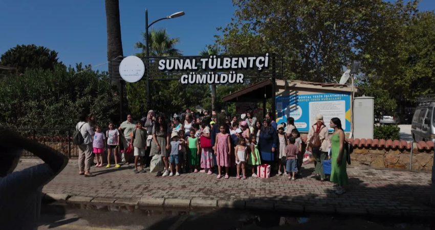 Konak Belediyesi’nden semt merkezi kursiyerlerine deniz sürprizi Konak Belediyesi’nin semt merkezlerinden faydalanan kadın kursiyerler ve çocukları, Gümüldür