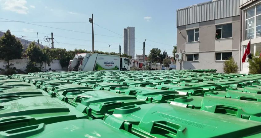 Konak Belediyesi, görüntü kirliliğine sebep olan eski ve yıpranmış çöp