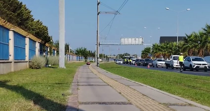 İzmir’in Konak ilçesinde, Mustafa Kemal Sahil Bulvarı'nda sahipsiz bırakılan motosiklet