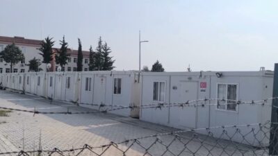 Osmaniye'nin Kadirli ilçesinde konteyner kentte üç çocuğuyla yaşayan depremzede Gülay