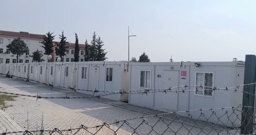 Osmaniye'nin Kadirli ilçesinde konteyner kentte üç çocuğuyla yaşayan depremzede Gülay