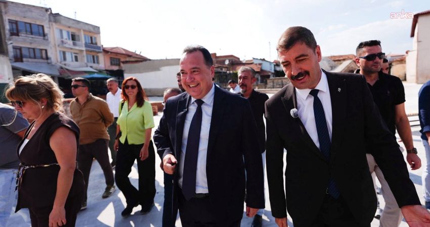 Kula’nın tarihi merkezine yeni meydan… Başkan Dutlulu çalışmaları inceledi Manisa Büyükşehir Belediye Başkanı Besim Dutlulu, Kula Eski Pazar Yeri’ni