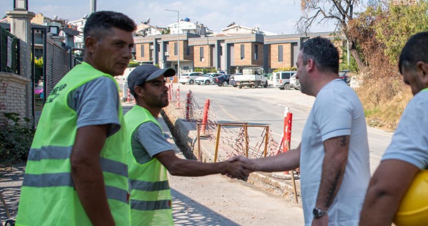 Kuşadası Belediye Başkan Vekili Tahsin Demirtaş, Karaova Mahallesi’nde yaklaşık 18
