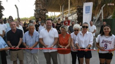 Kuşadası Belediyesi tarafından yenilenen Özer Türk Spor Kompleksi'ndeki basketbol sahası,