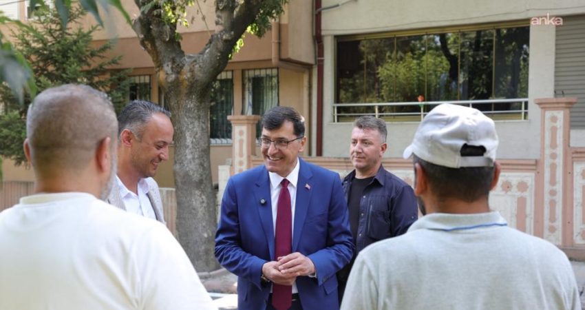 Kütahya Belediye Başkanı Eyüp Kahveci, Maltepe Mahallesi Muhtarı Zehra Yenice