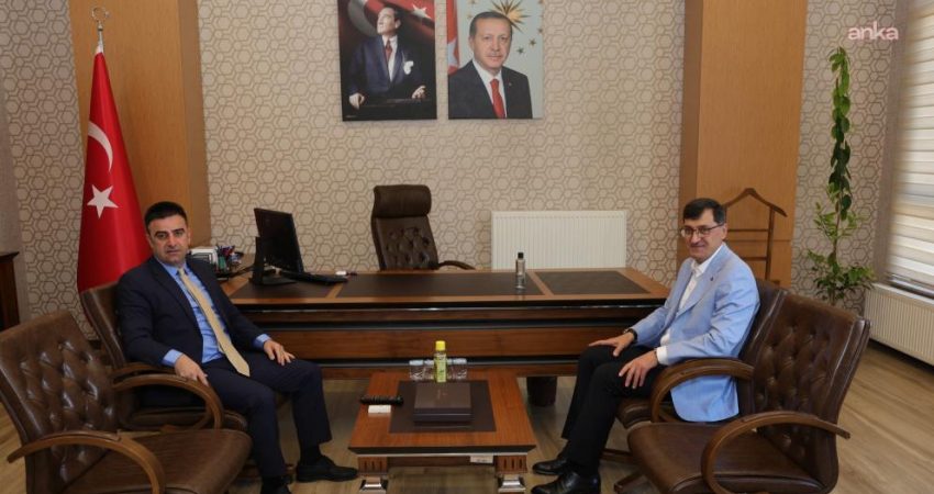 Kütahya Belediye Başkanı Kahveci’den Kütahva Vali yardımcılarına ziyaret Kütahya Belediye Başkanı Eyüp Kahveci, Kütahya Vali Yardımcıları Harun Kazez