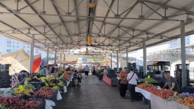 Adana'nın Kozan ilçesinde emekliler, maaşları yetmediği için çalışmak zorunda olduklarını