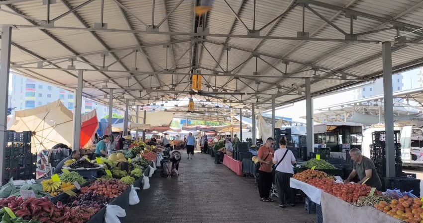 Adana'nın Kozan ilçesinde emekliler, maaşları yetmediği için çalışmak zorunda olduklarını