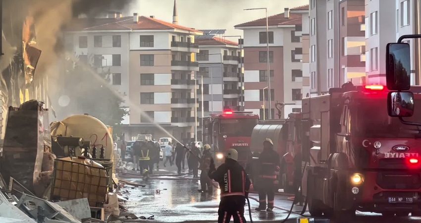 Malatya’nın Yeşilyurt ilçesinde deprem konutlarının yapımının sürdüğü şantiyede, işçilerin kaldığı