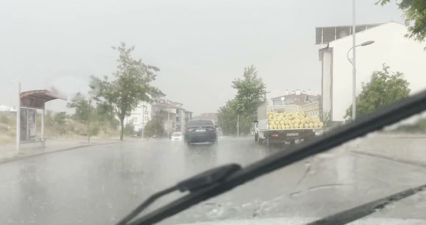 Malatya’da etkili olan sağanak yağış ve beraberindeki şiddetli fırtına, yaklaşık