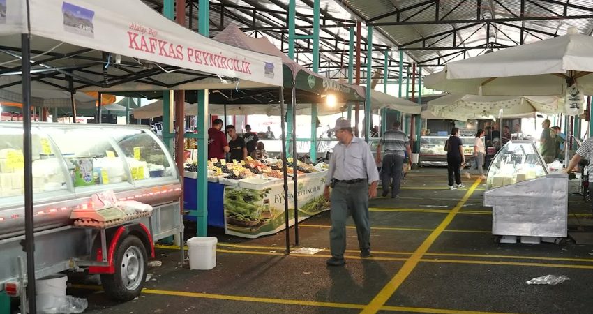 Manisa Büyükşehir Belediyesi, Perşembe Pazarı’ndaki sıcak asfalt uygulamasını tamamladı. Yaklaşık