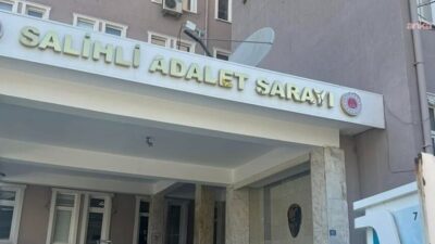 Manisa'nın Salihli ilçesinde, seyir halindeki otomobilin sunroofundan çıkarak hareketlerde bulunan